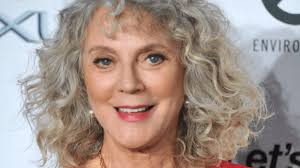 Dejar su frizz natural ha sido una de las mejores decisiones de Blythe Danner Cortes para cabellos grises