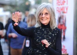 Diane Keaton se ve rejuvenecida con este corte Cortes para cabellos grises