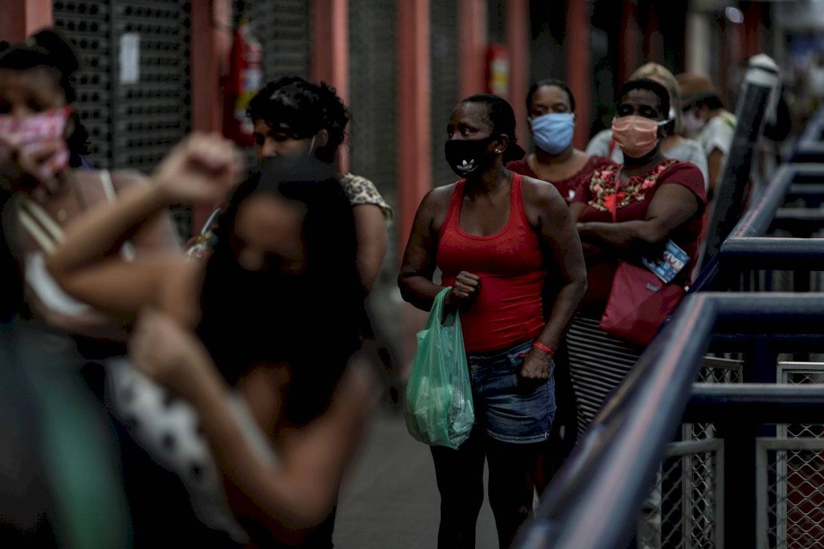 Personas hacen fila para comprar lotería este martes, en el Mercadao de Madureira", principal comercio de Madureira, zona norte de la ciudad de Río de Janeiro