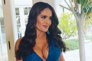 Salma Hayek desata pasiones con una blusa transparente de encaje muy reveladora