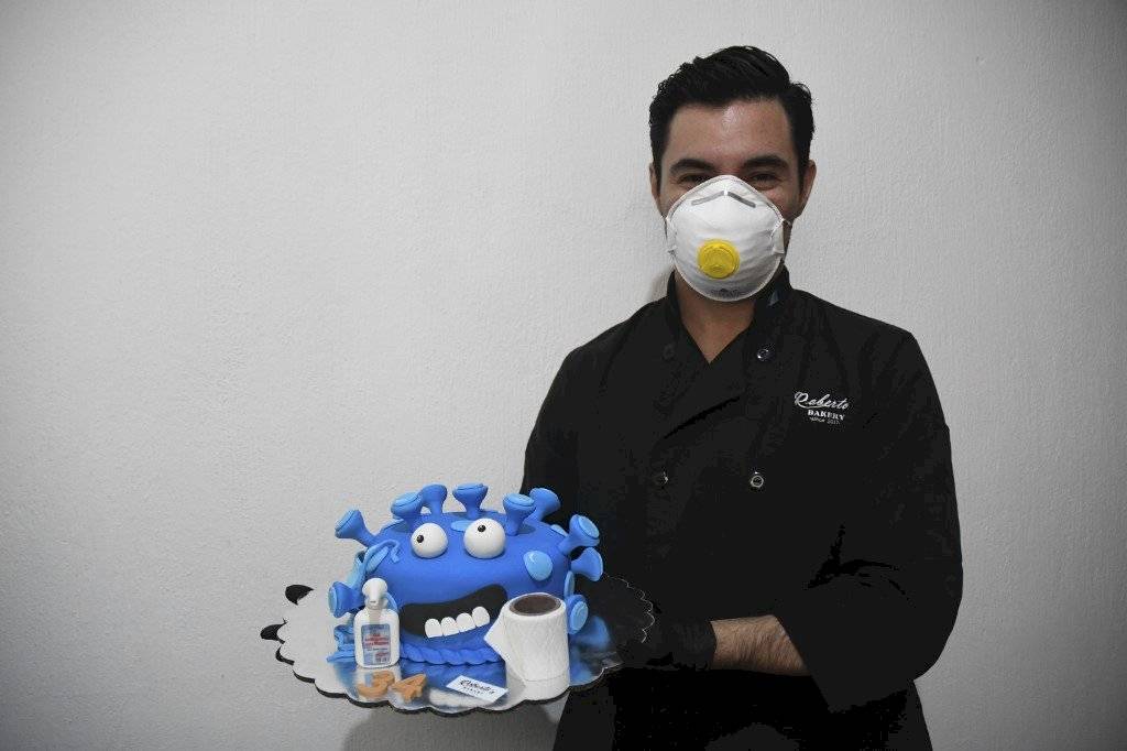 Repostero guatemalteco elabora pasteles con forma de "coronavirus"