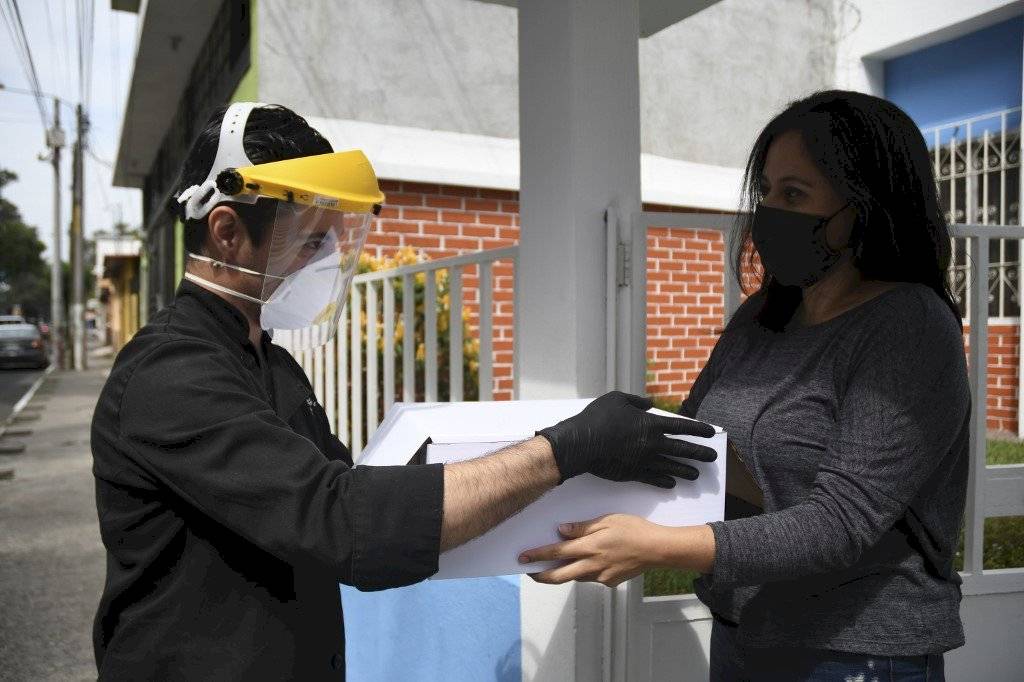 Repostero guatemalteco elabora pasteles con forma de "coronavirus"