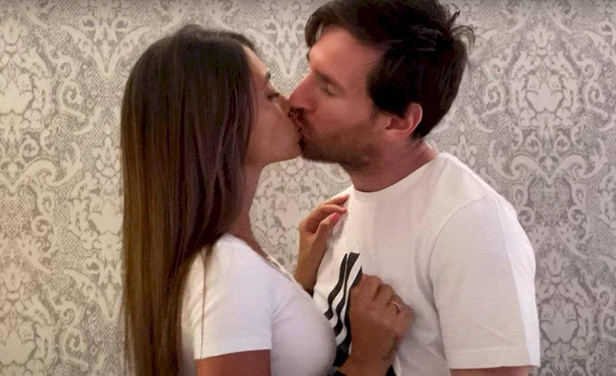 Messi y Antonella beso