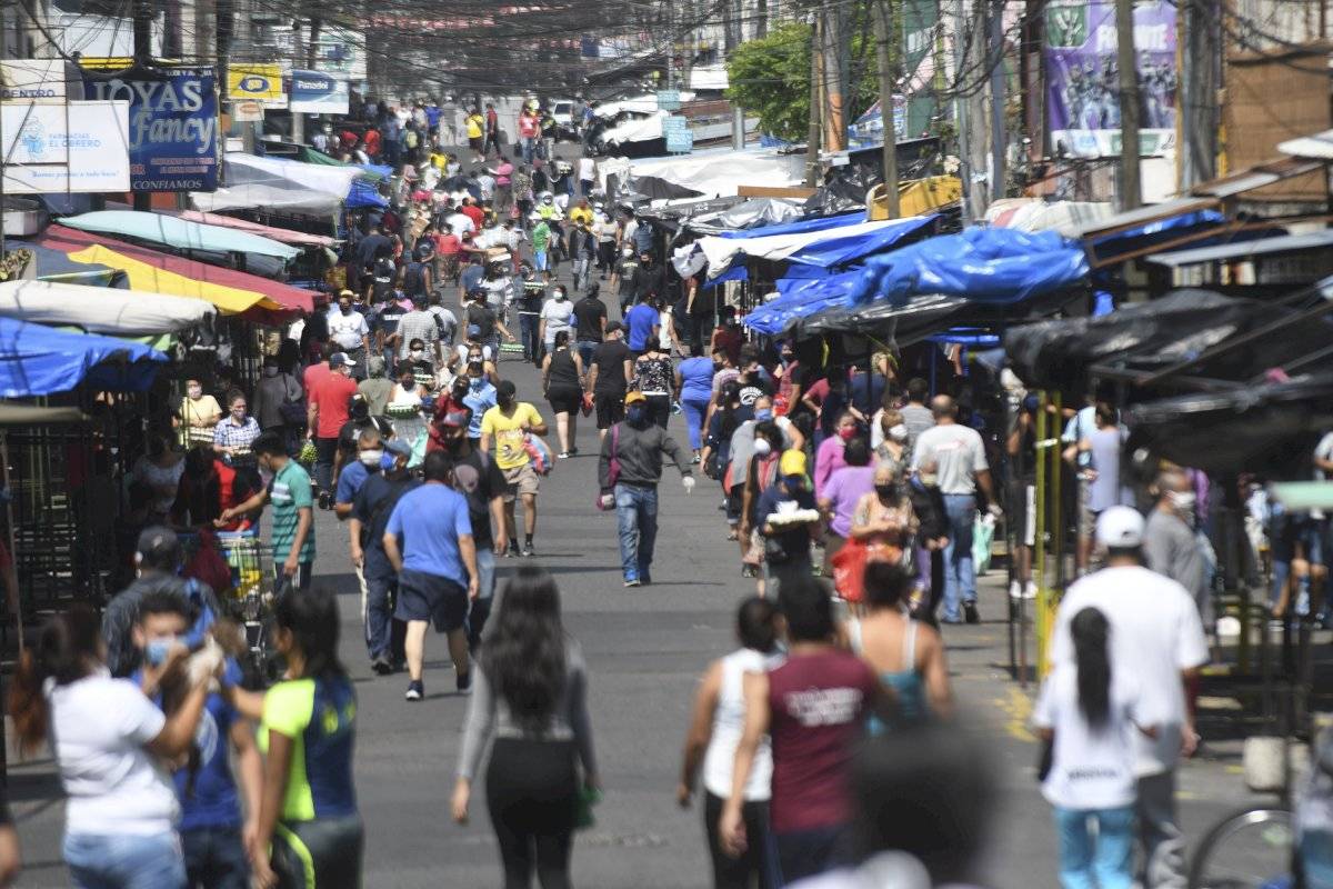 Guatemaltecos se aglomeran en tiendas y abarroterías por toque de queda prolongado