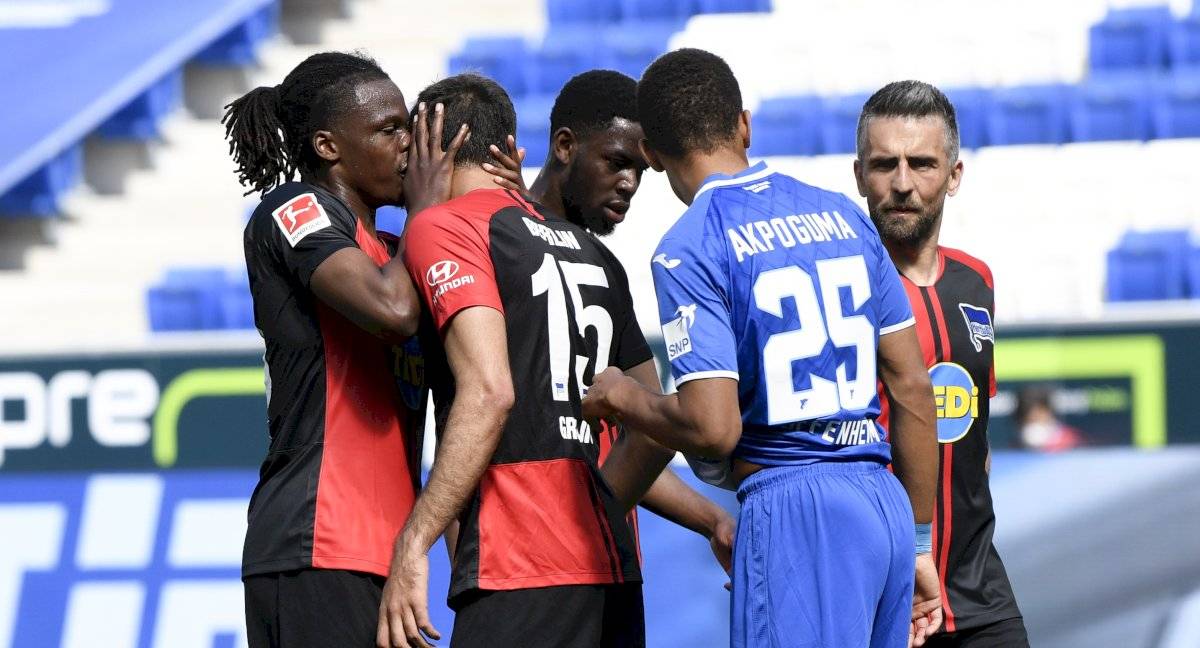 Dedryck Boyata besa a compañero
