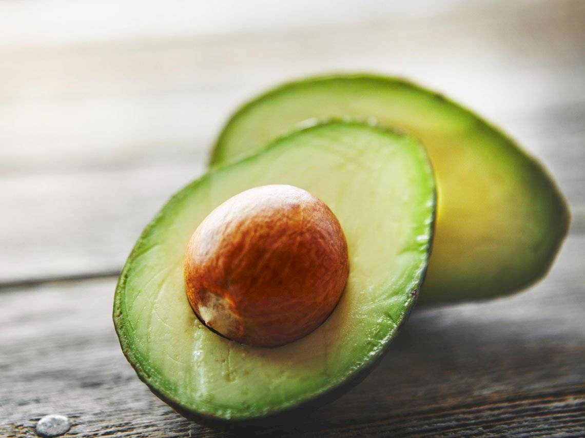 El aguacate es una fruta que no debe faltar en la dieta de la mujer embarazada.
