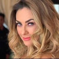 Aracely Arámbula una diosa con pant suit carmesí y top off shoulder