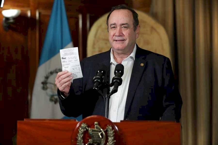 Giammattei muestra recibo de energía eléctrica