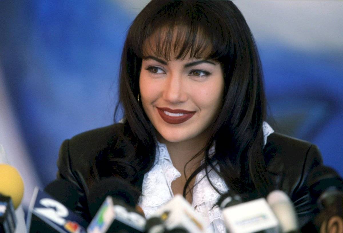 Imagen cedida a EFE por Warner Bros de la actriz Jennifer López interpretando a La cantante Selena Quintanilla.