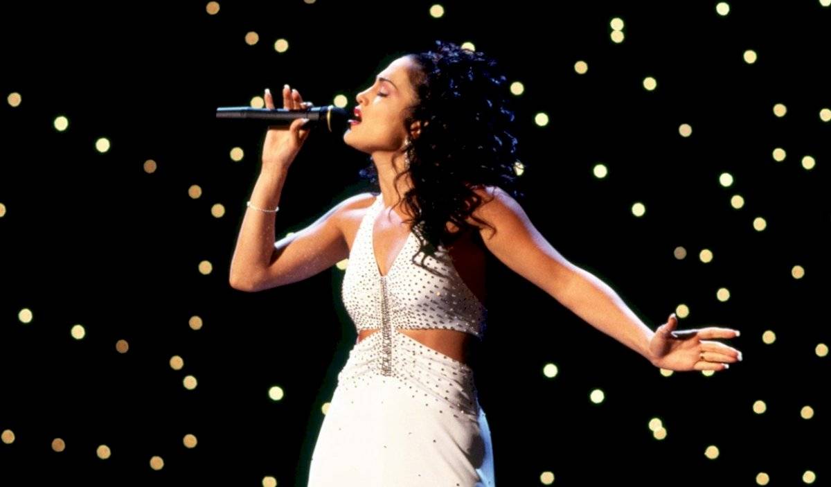 Imagen cedida a EFE por Warner Bros de la actriz Jennifer López interpretando a La cantante Selena Quintanilla.