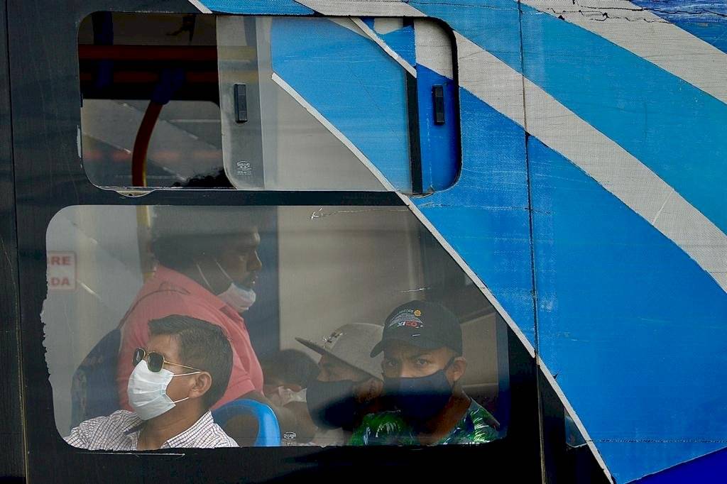Distanciamiento social no se cumple en transporte público