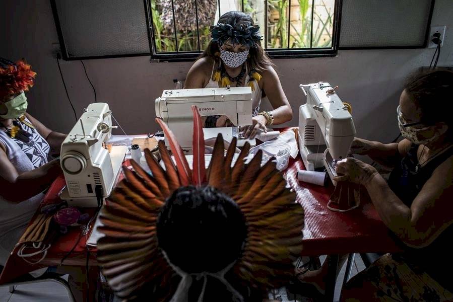 De artesanías a máscaras, cómo los indios Sateré Mawé sobreviven al COVID-19