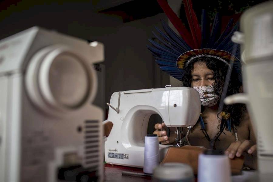 De artesanías a máscaras, cómo los indios Sateré Mawé sobreviven al COVID-19