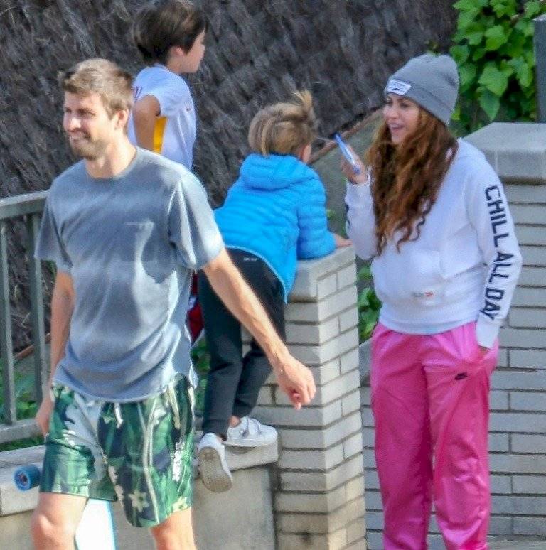 Captan a Shakira usando su celular en un paseo con su familia