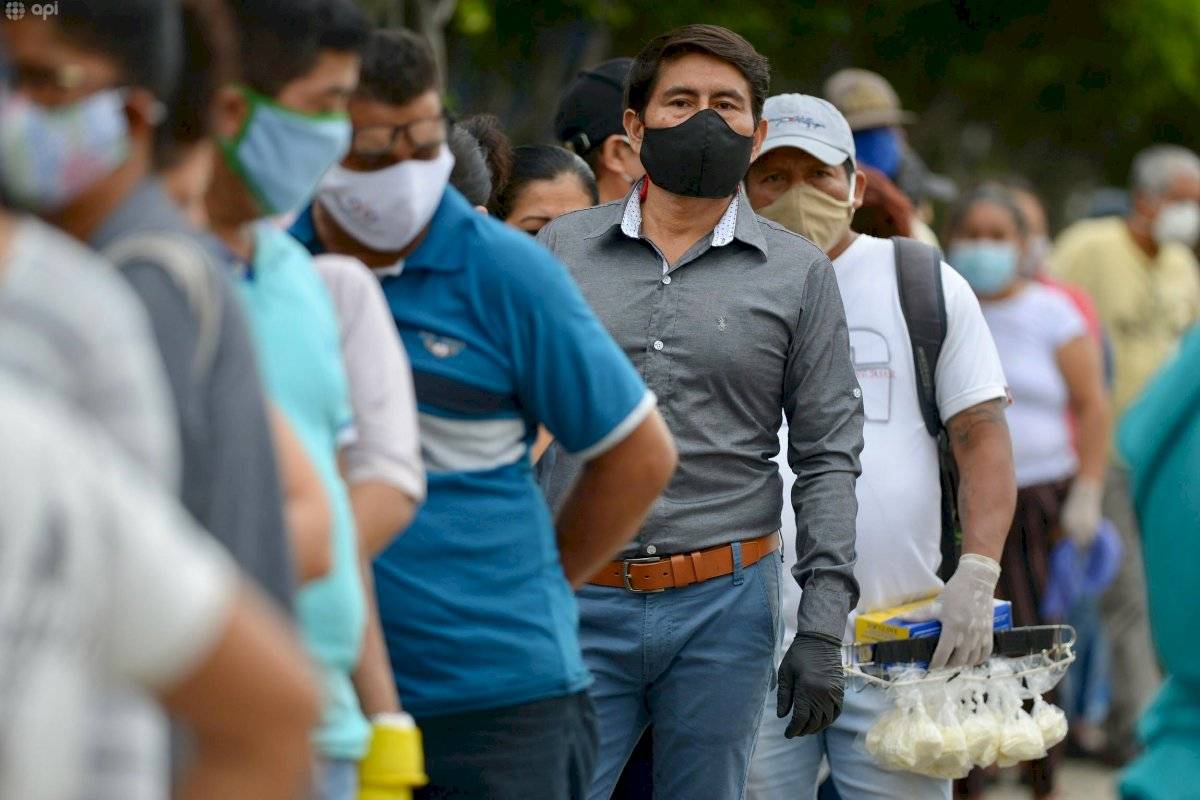 comercio-guayaquil-amarillo-personas