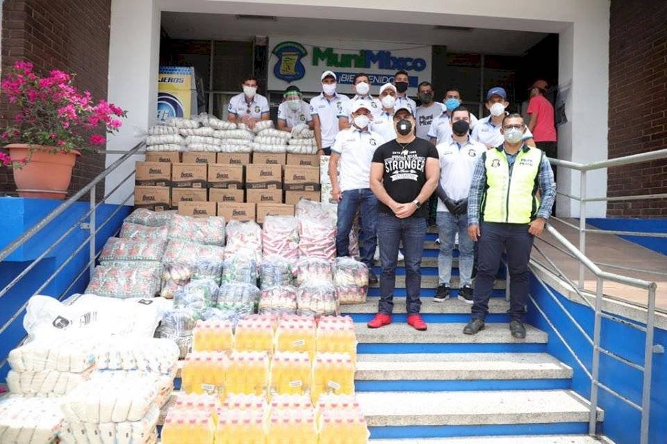 Neto Bran felicita a jugadores el Deportivo Mixco