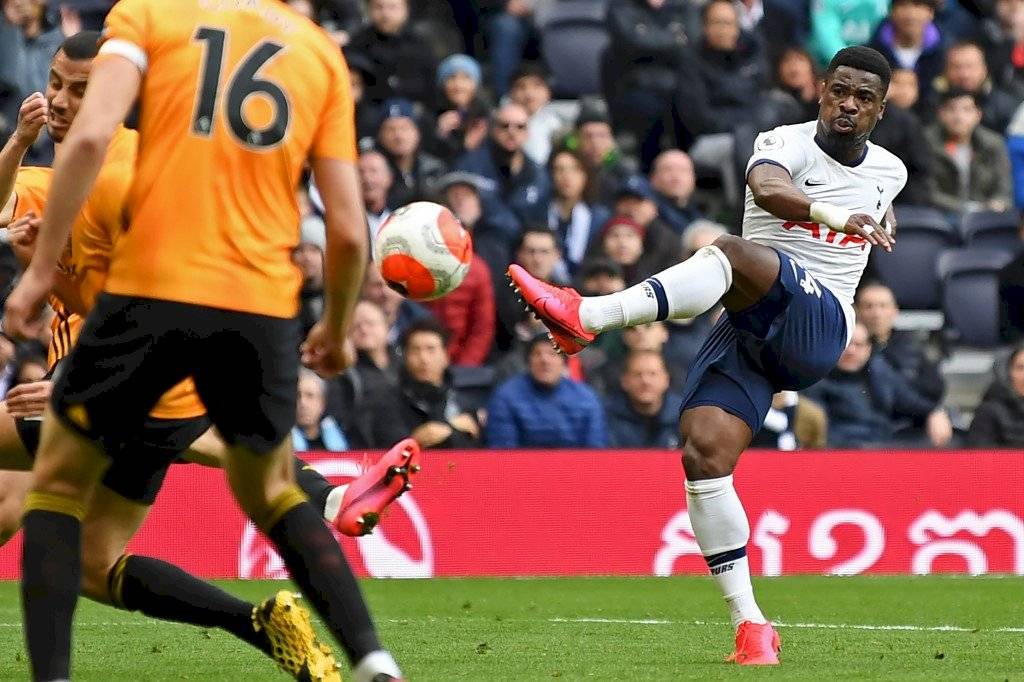 Serge Aurier del Tottenham rompe regla distanciamiento social