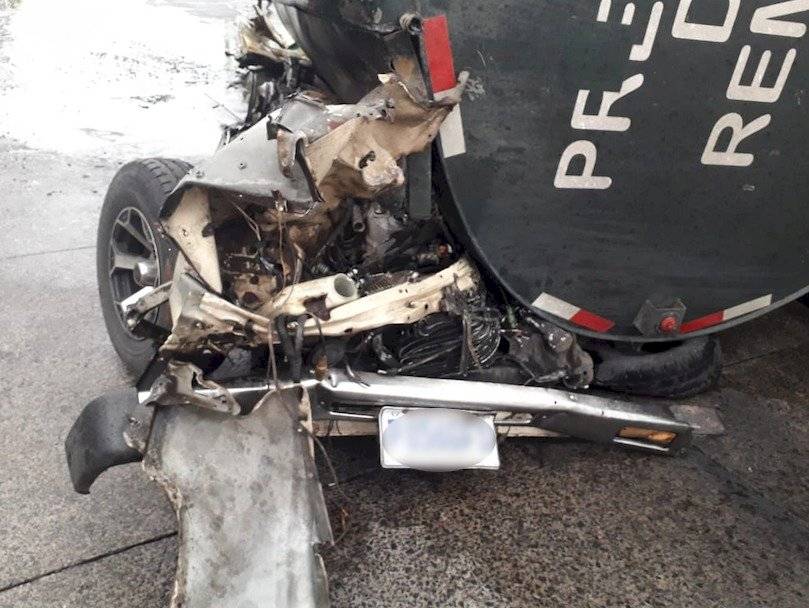Pipa vuelca y cae sobre picop en Escuintla
