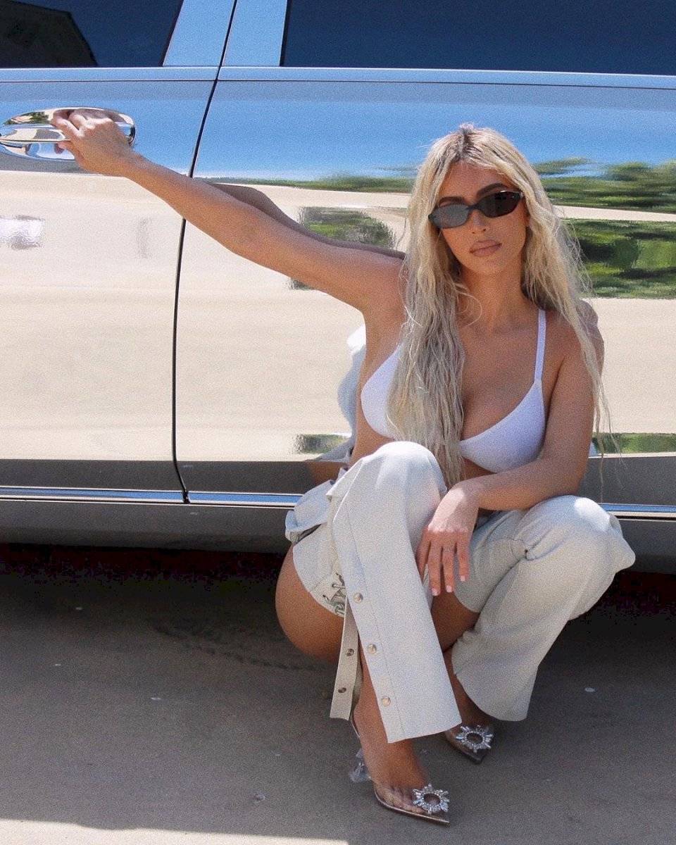 Kim Kardashian regresa a sus fotos picantes: Posa en ropa interior con atrevidos vaqueros de cuero