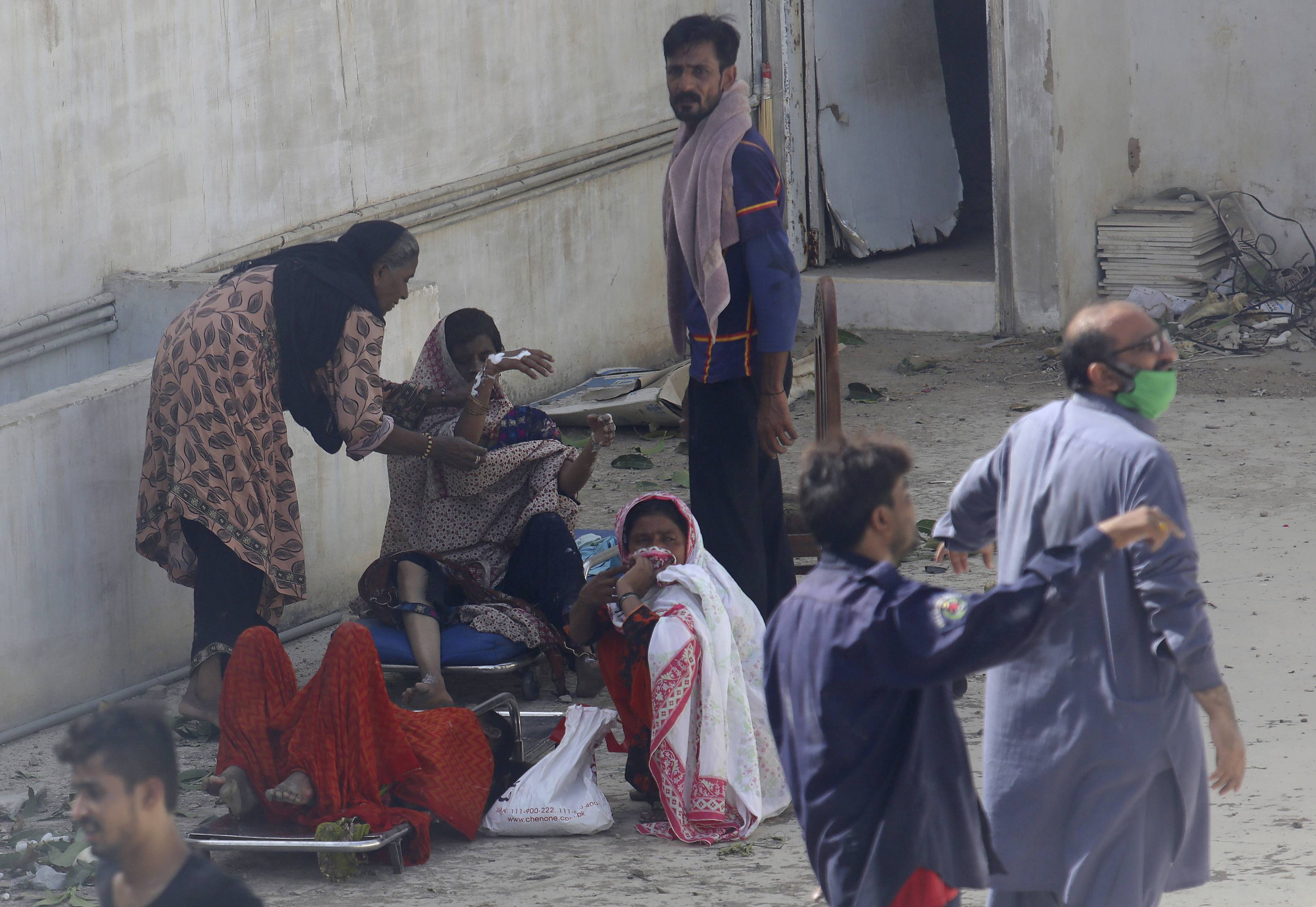 Escenas del accidente de avión en Pakistán Escenas del accidente de avión en Pakistánv