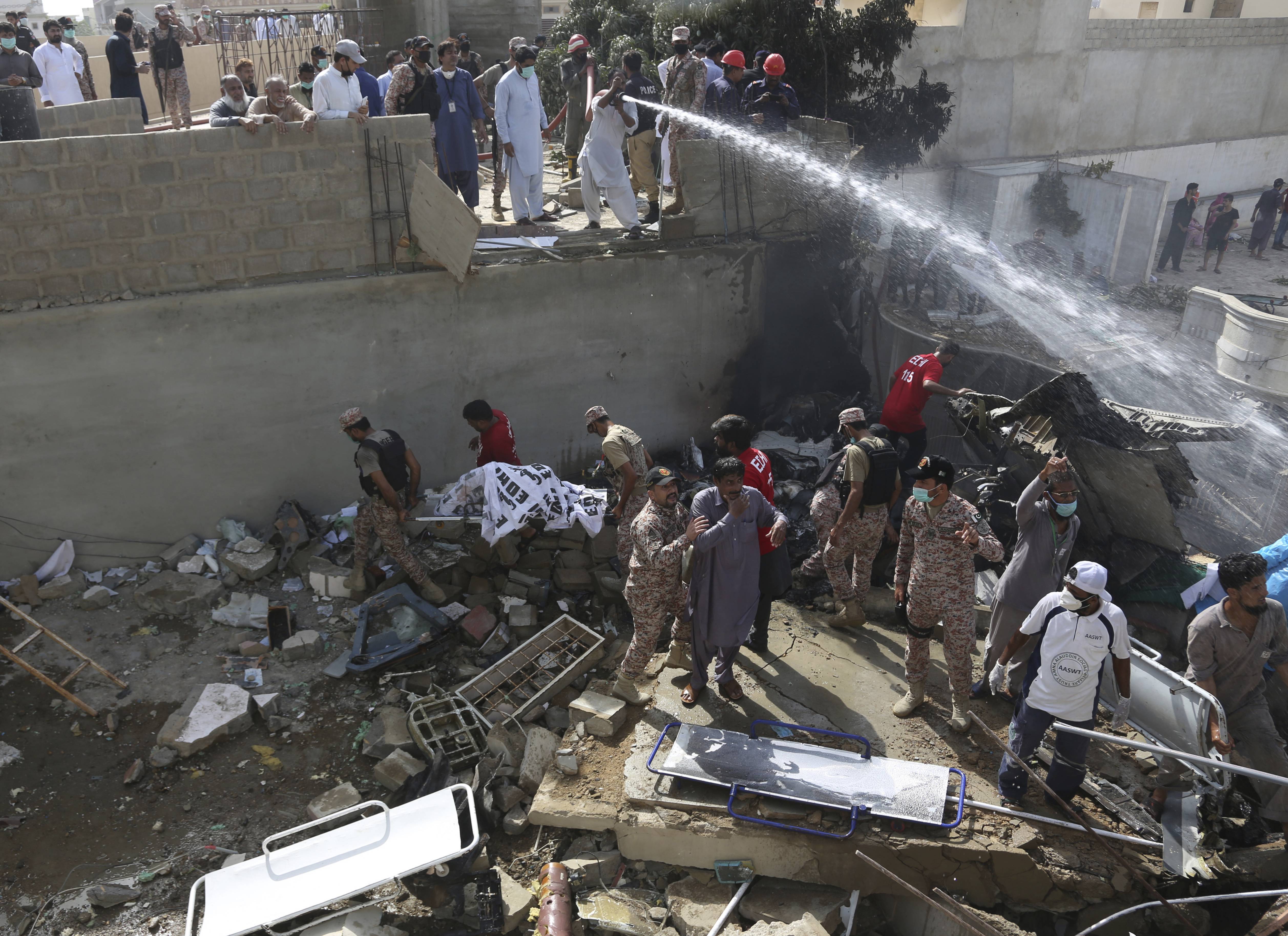 Escenas del accidente de avión en Pakistán Escenas del accidente de avión en Pakistán