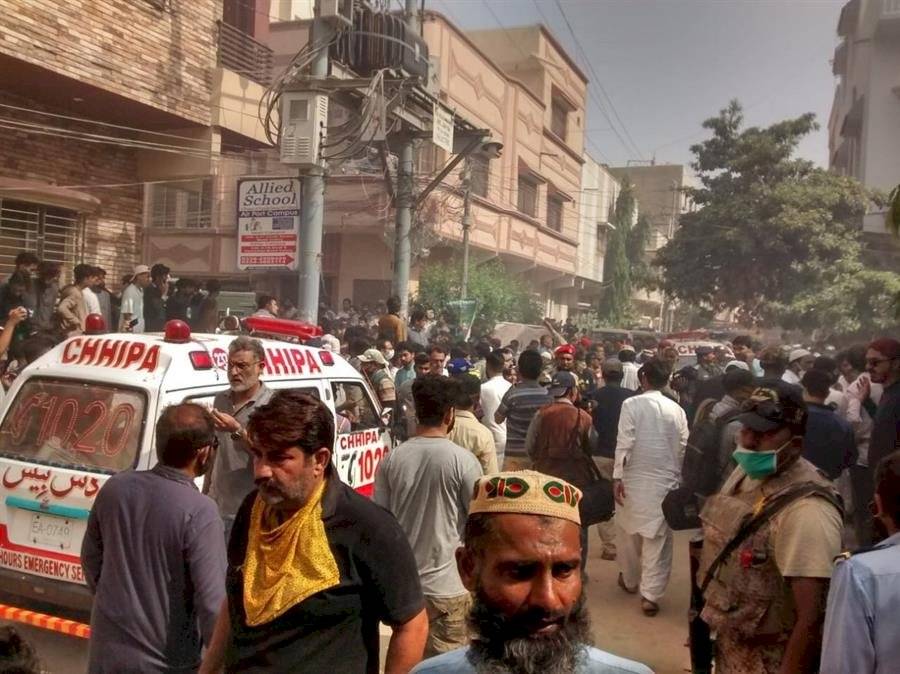 Un avión con 107 personas a bordo se estrelló en Pakistán EFE