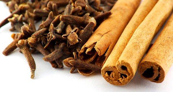 Un masaje con una crema preparada a base de canela y clavos de olor es muy efectiva Hinchazón de los pies