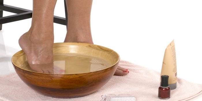 El agua y la sal pueden ayudarte con la hinchazón de los pies.