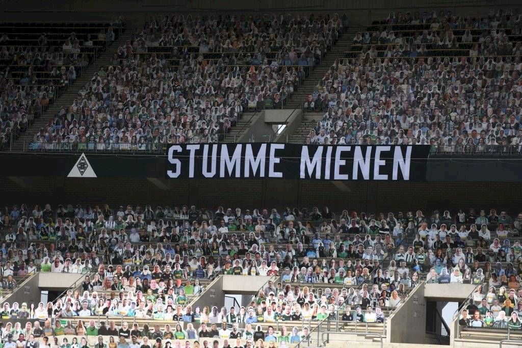 Nueva normalidad. Una pancarta que dice "Semblanzas silenciosas" se ve dentro del estadio antes del partido de la Bundesliga entre el Borussia Moenchengladbach y el Bayer 04 Leverkusen este 23 de mayo de 2020 en Moenchengladbach, Alemania.
