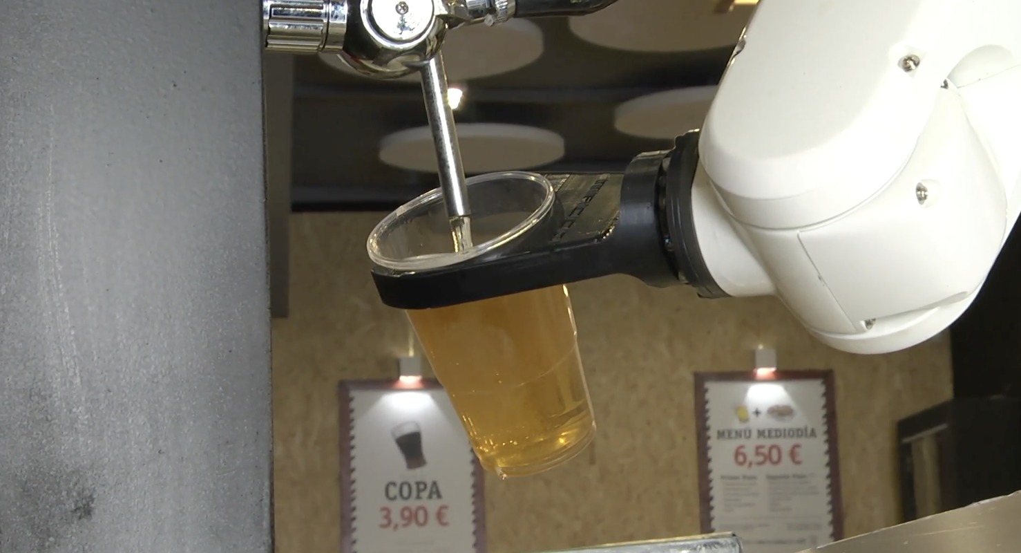 Bar “contrata” un robot que sirve cervezas sin contacto físico para evitar contagios