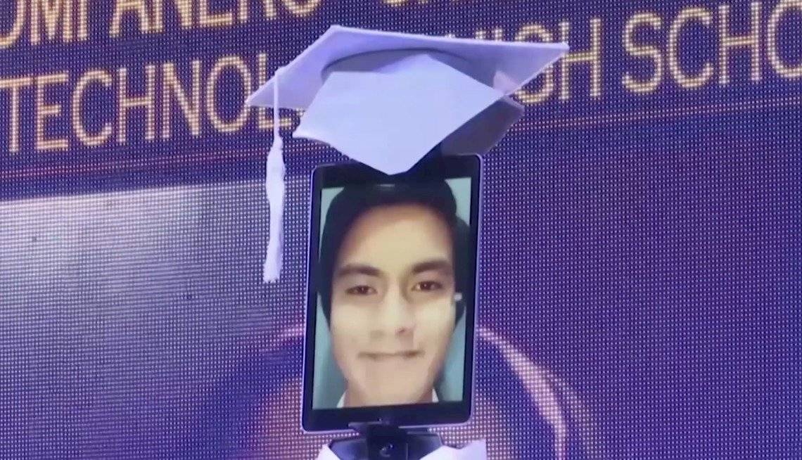 Estudiantes en una escuela de Manila se gradúan con ayuda de robots