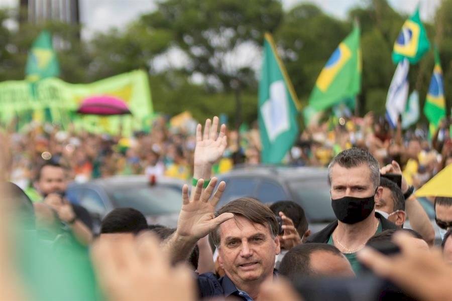 Bolsonaro ignora las recomendaciones y se mezcla en una multitudinaria manifestación