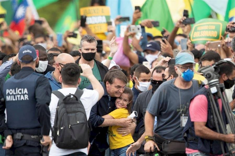 Bolsonaro ignora las recomendaciones y se mezcla en una multitudinaria manifestación