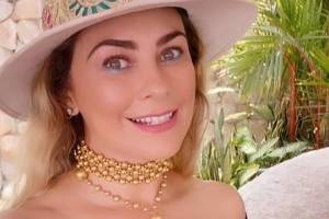 Aracely Arámbula combina una delicada blusa de encaje con un pantalón de mezclilla y botas