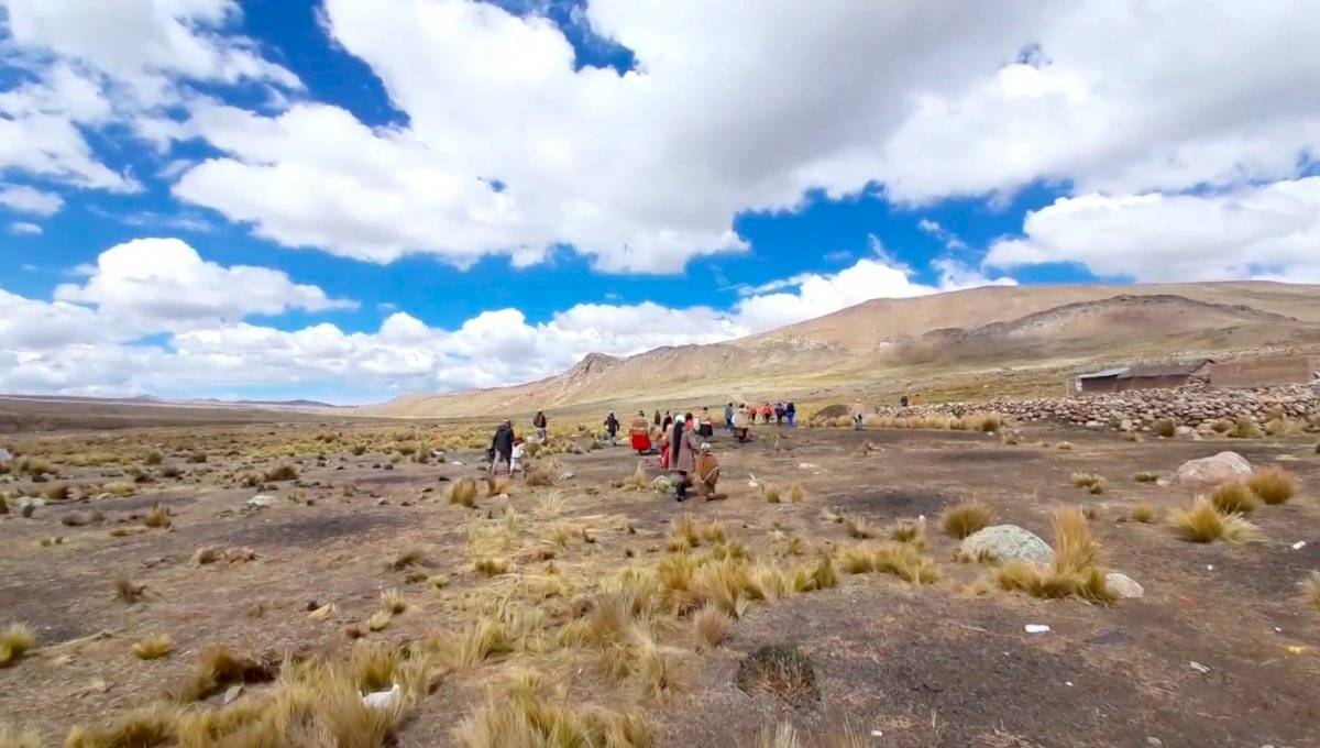 Niños peruanos caminan decenas de kilómetros para encontrar señal de radio y poder