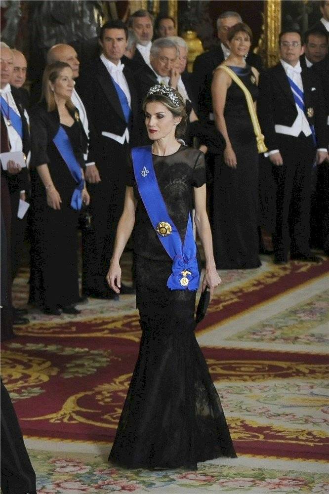 Te sorprenderá conocer cuál es el vestido más costoso del armario de la reina Letizia firmado por Carolina Herrera