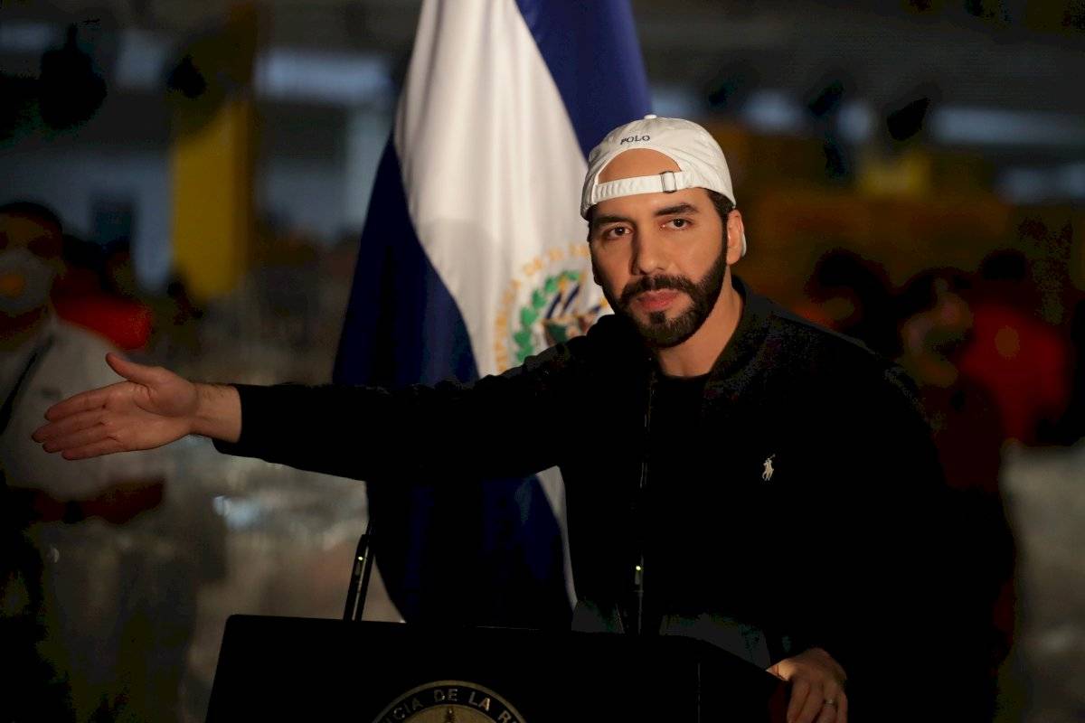 l presidente de El Salvador, Nayib Bukele, ofrece una conferencia de prensa este lunes, en Ilopango (El Salvador).