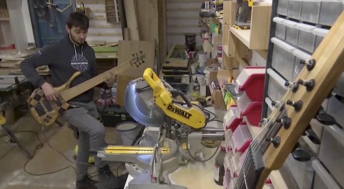 ¡Talento sin límites! Músico crea instrumentos artesanales con madera de la basura