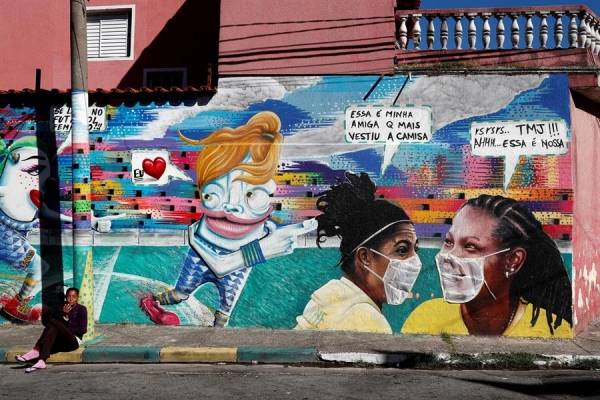 Artista pone mascarillas a grafitis para alertar del COVID-19 en Brasil