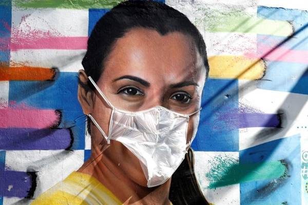 Artista pone mascarillas a grafitis para alertar del COVID-19 en Brasil