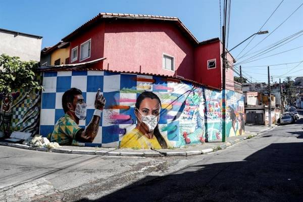 Artista pone mascarillas a grafitis para alertar del COVID-19 en Brasil