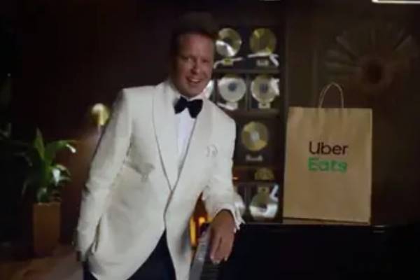 Luis Miguel reaparece en comercial y divide a la audiencia