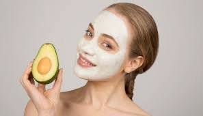Una mascarilla de aguacate te ayudará a tener la piel más hidratada