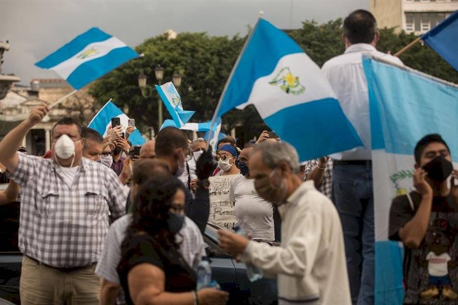 Centenar de guatemaltecos reclama en sus vehículos contra el confinamiento