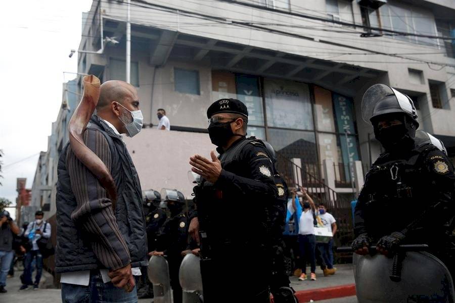 Un centenar de guatemaltecos reclaman desde sus vehículos contra el confinamiento