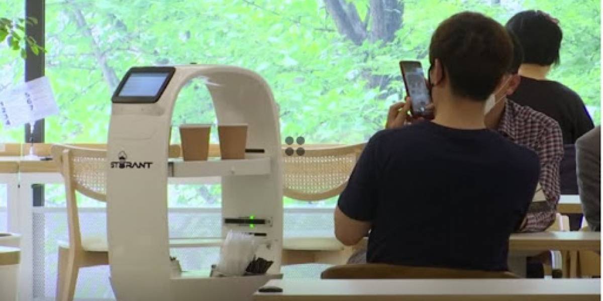 Llegó la era de los robots: hay uno barista que sirve café y ayuda a respetar el distanciamiento social