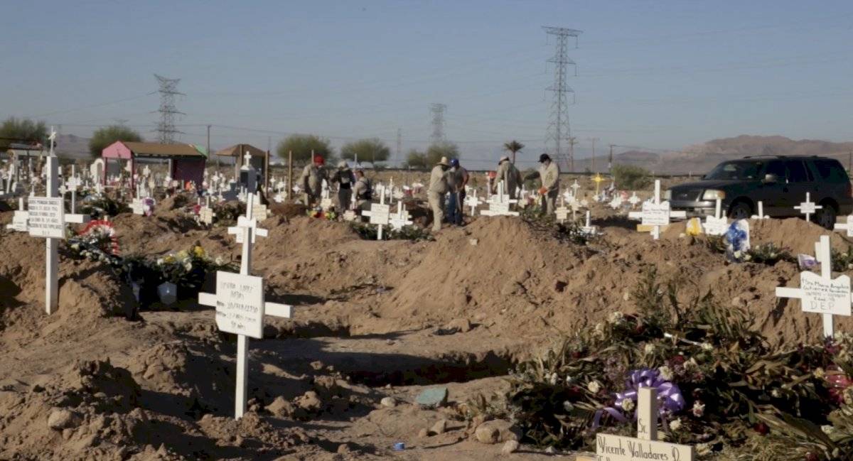 Cavan nuevas tumbas en el cementerio de Mexicali por aumento en casos de coronavirus
