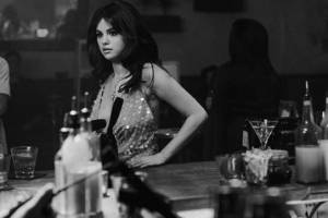 Selena Gomez impacta con unos mini shorts 'cacheteros' de mezclilla