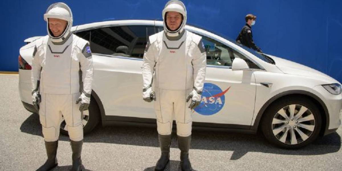 Giorgio Tsoukalos sobre los trajes del SpaceX: Se ven un poco tontos, parecen un producto de Apple