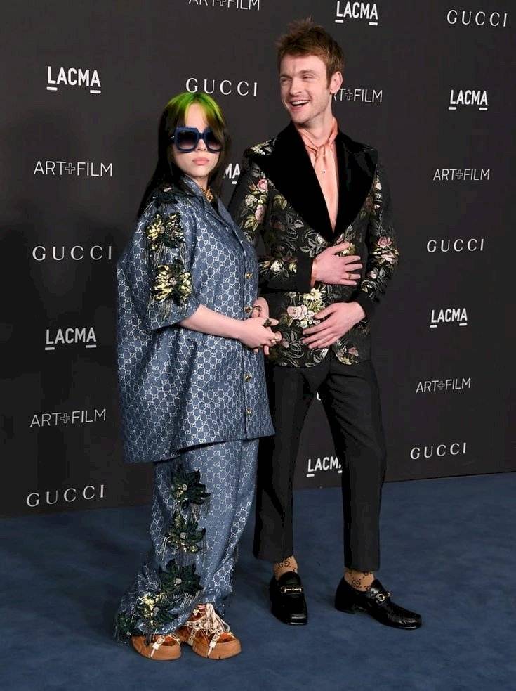 Billie Eilish deja ver su cuerpo en un video con el que pide respeto a su imagen femenina